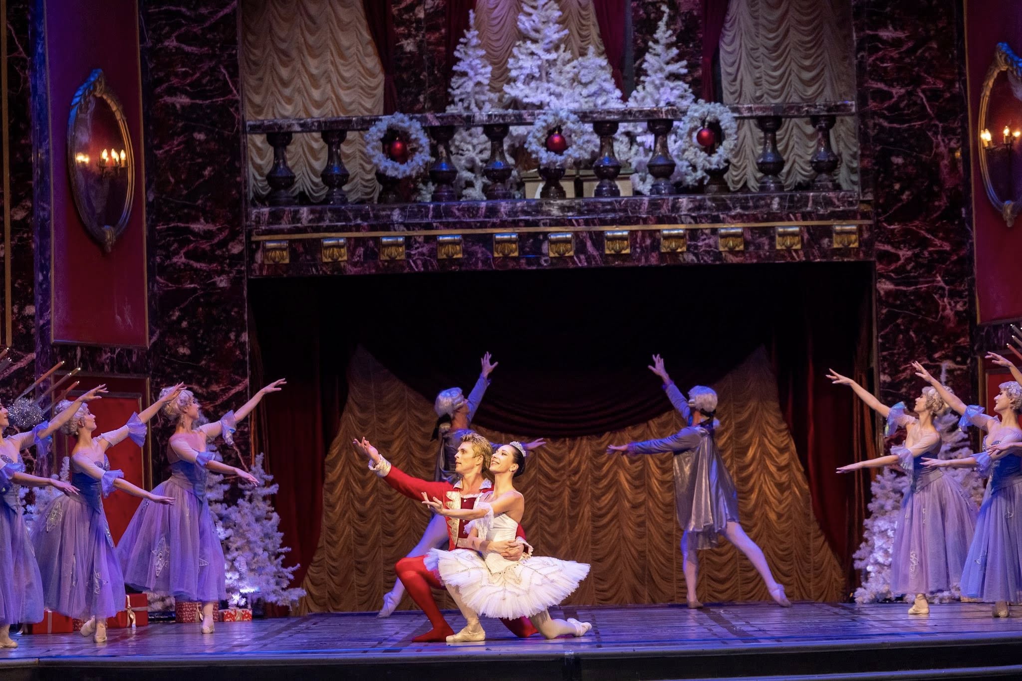 Снимка: Празнична атмосфера, блясък и вълнение изпълниха залата на Софийската опера и балет по време на първата Новогодишна гала вечер на 29 декември! ✨