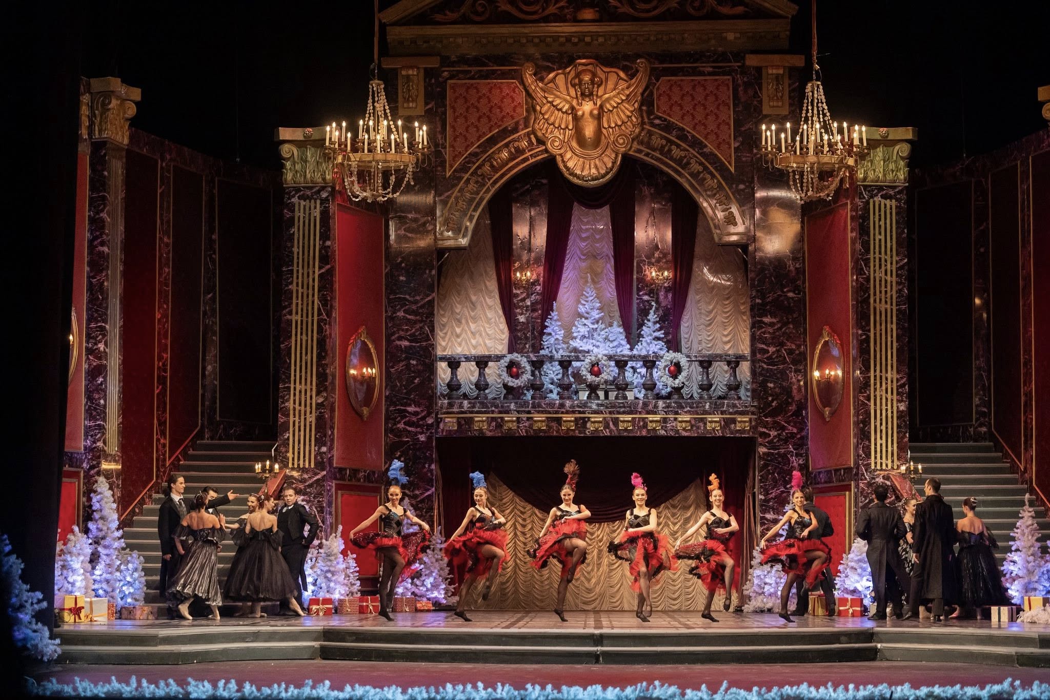 Снимка: Празнична атмосфера, блясък и вълнение изпълниха залата на Софийската опера и балет по време на първата Новогодишна гала вечер на 29 декември! ✨