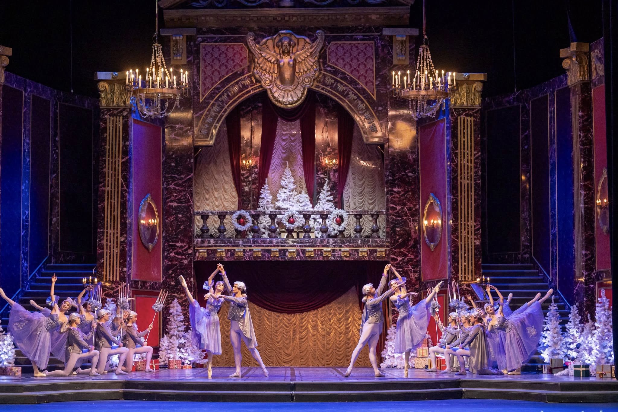 Снимка: Празнична атмосфера, блясък и вълнение изпълниха залата на Софийската опера и балет по време на първата Новогодишна гала вечер на 29 декември! ✨