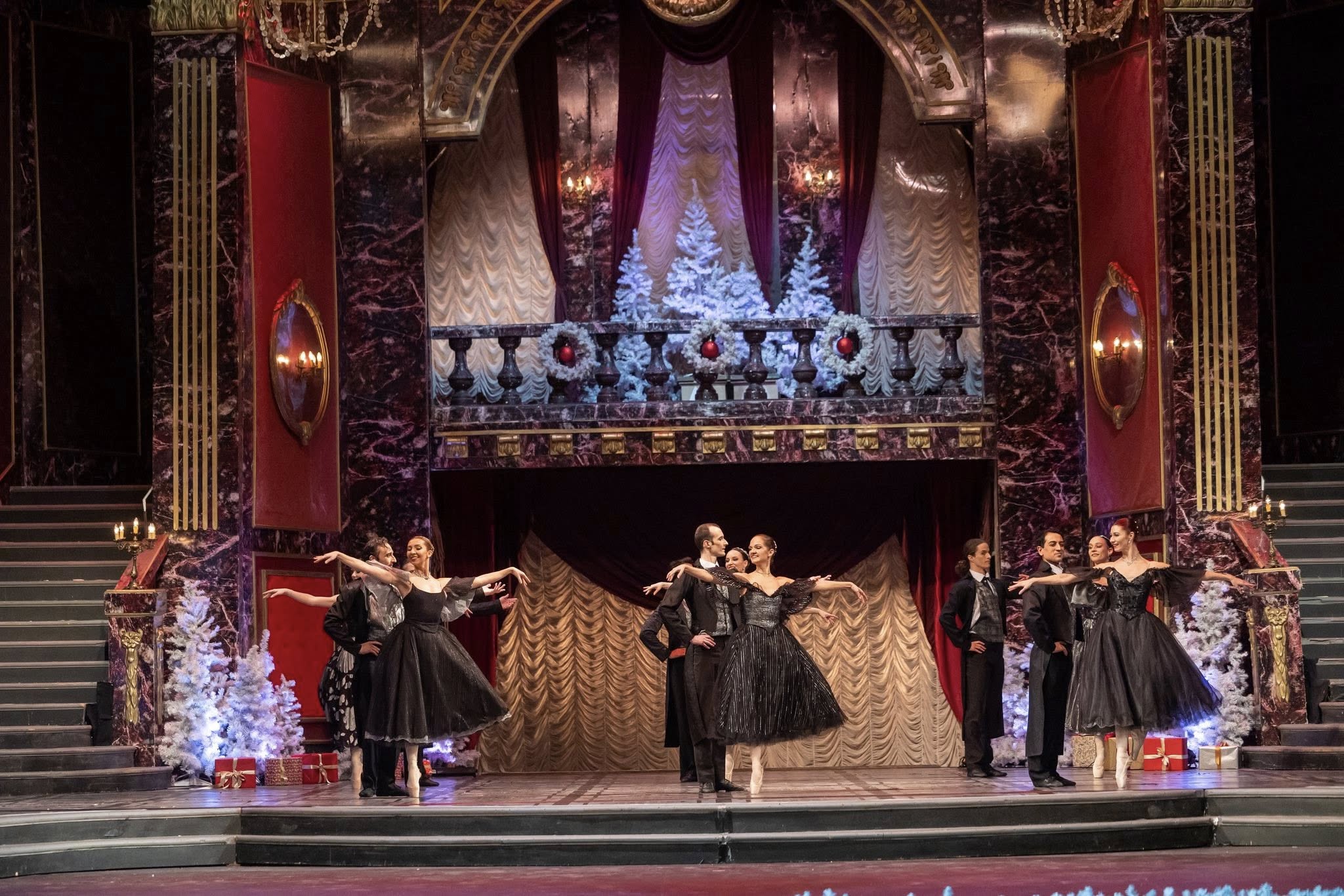 Снимка: Празнична атмосфера, блясък и вълнение изпълниха залата на Софийската опера и балет по време на първата Новогодишна гала вечер на 29 декември! ✨