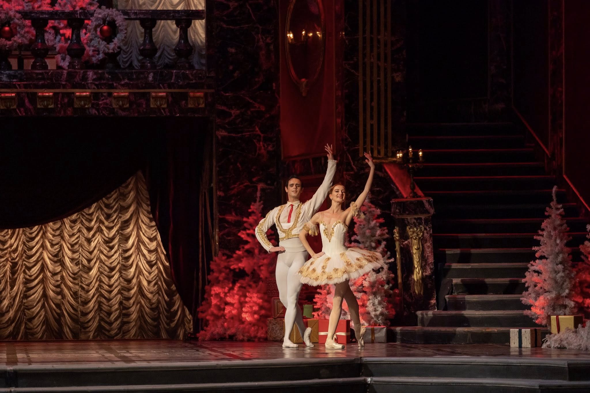 Снимка: Празнична атмосфера, блясък и вълнение изпълниха залата на Софийската опера и балет по време на първата Новогодишна гала вечер на 29 декември! ✨