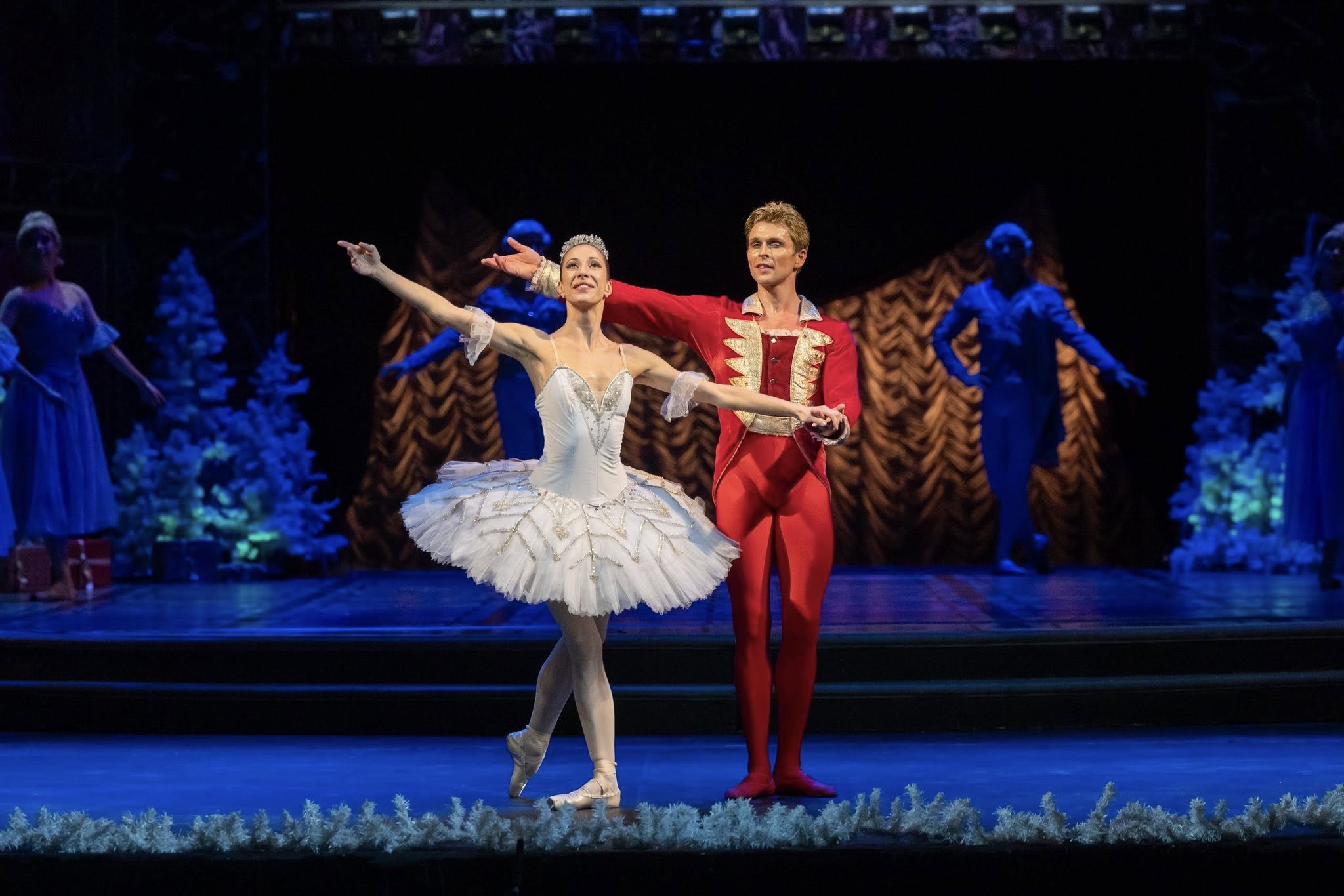 Снимка: Празнична атмосфера, блясък и вълнение изпълниха залата на Софийската опера и балет по време на първата Новогодишна гала вечер на 29 декември! ✨