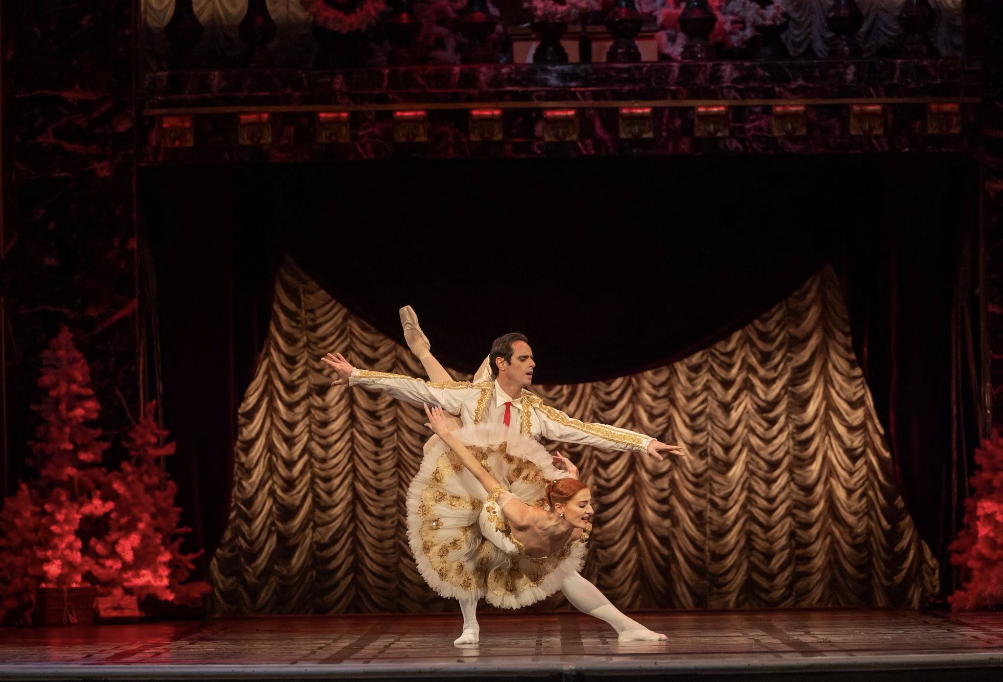 Снимка: Празнична атмосфера, блясък и вълнение изпълниха залата на Софийската опера и балет по време на първата Новогодишна гала вечер на 29 декември! ✨