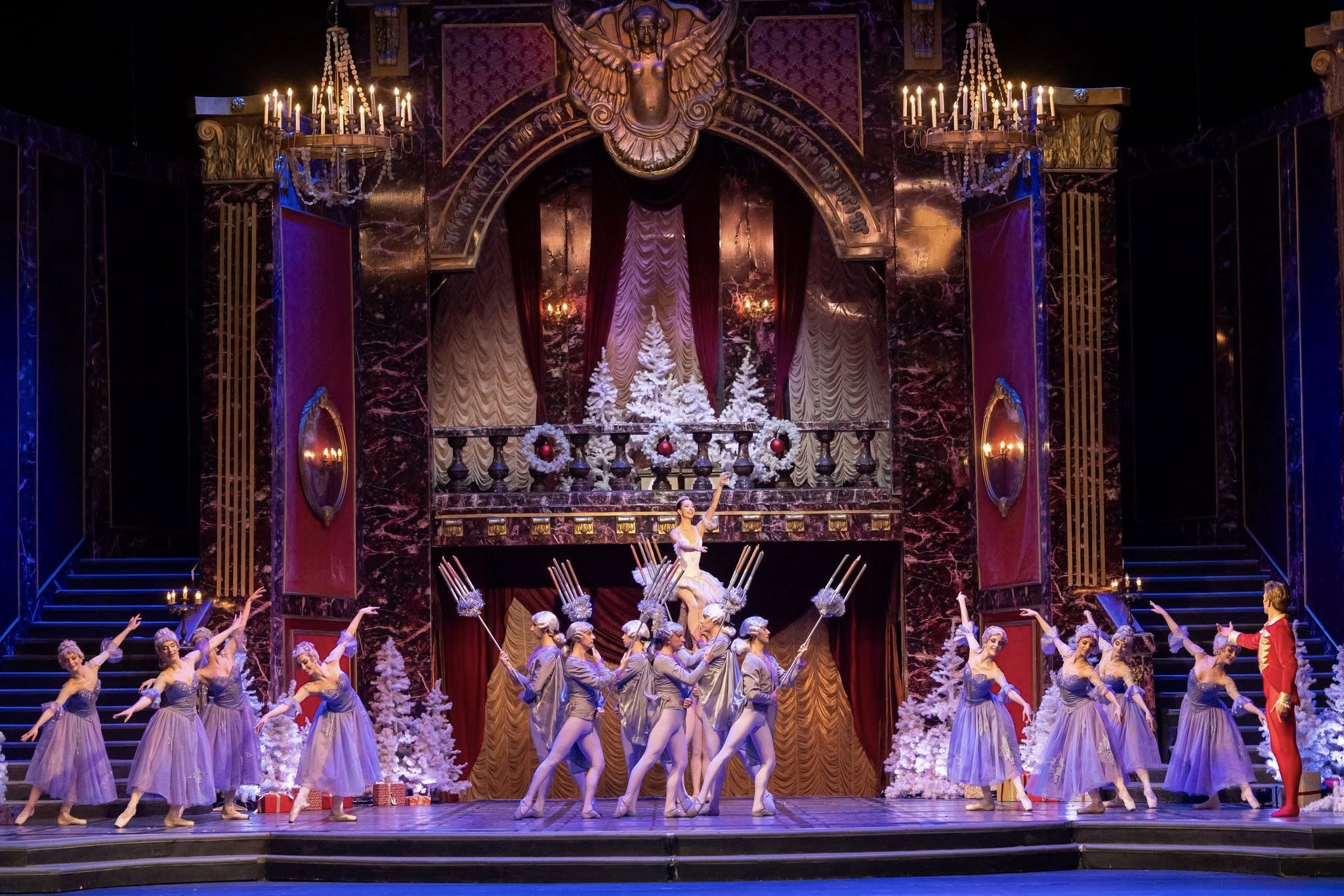 Снимка: Празнична атмосфера, блясък и вълнение изпълниха залата на Софийската опера и балет по време на първата Новогодишна гала вечер на 29 декември! ✨