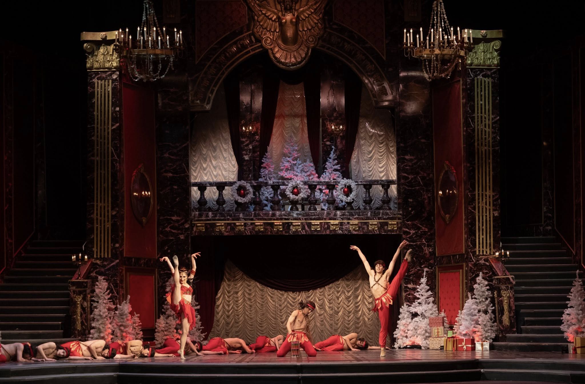 Снимка: Празнична атмосфера, блясък и вълнение изпълниха залата на Софийската опера и балет по време на първата Новогодишна гала вечер на 29 декември! ✨