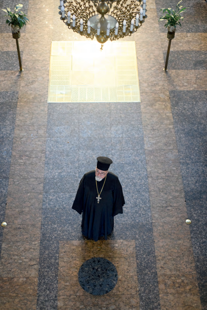 Снимка: Отец Кирил Попов: Музиката свързва небето и земята / Списание 8