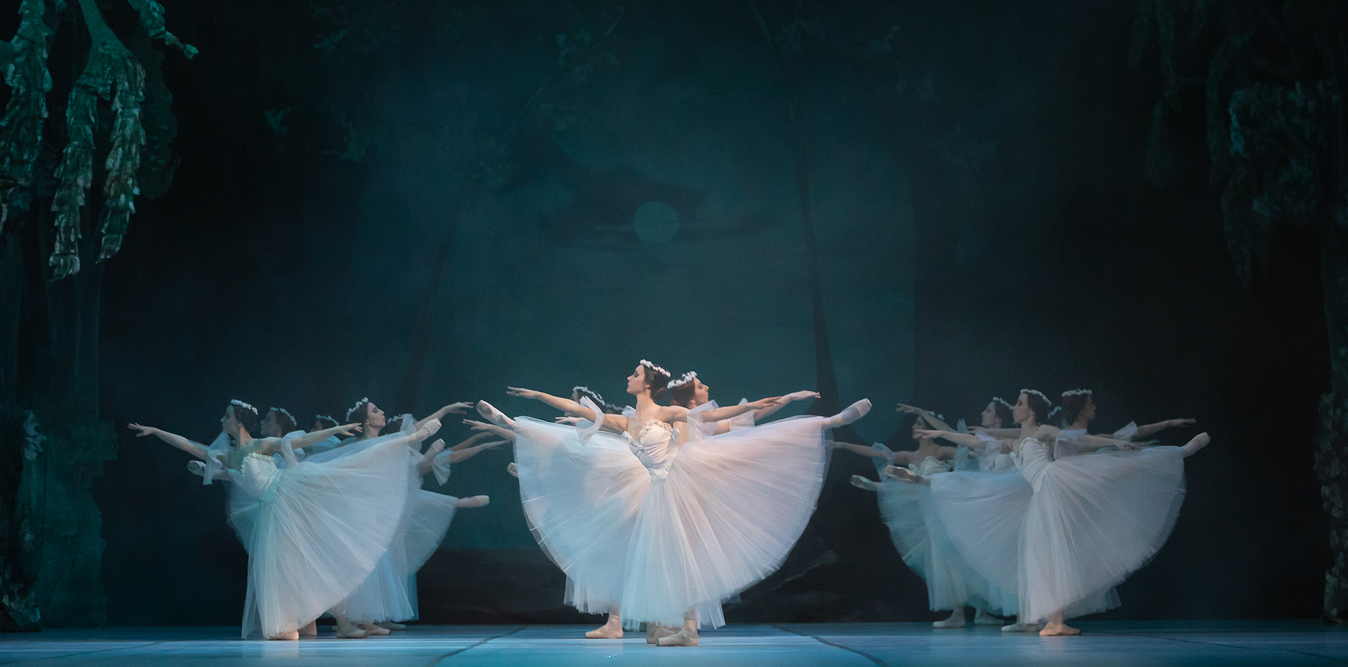 Поклони, публика на крака и дълги аплодисменти след балета „Жизел“ от Адолф Адам! 💕 🌟