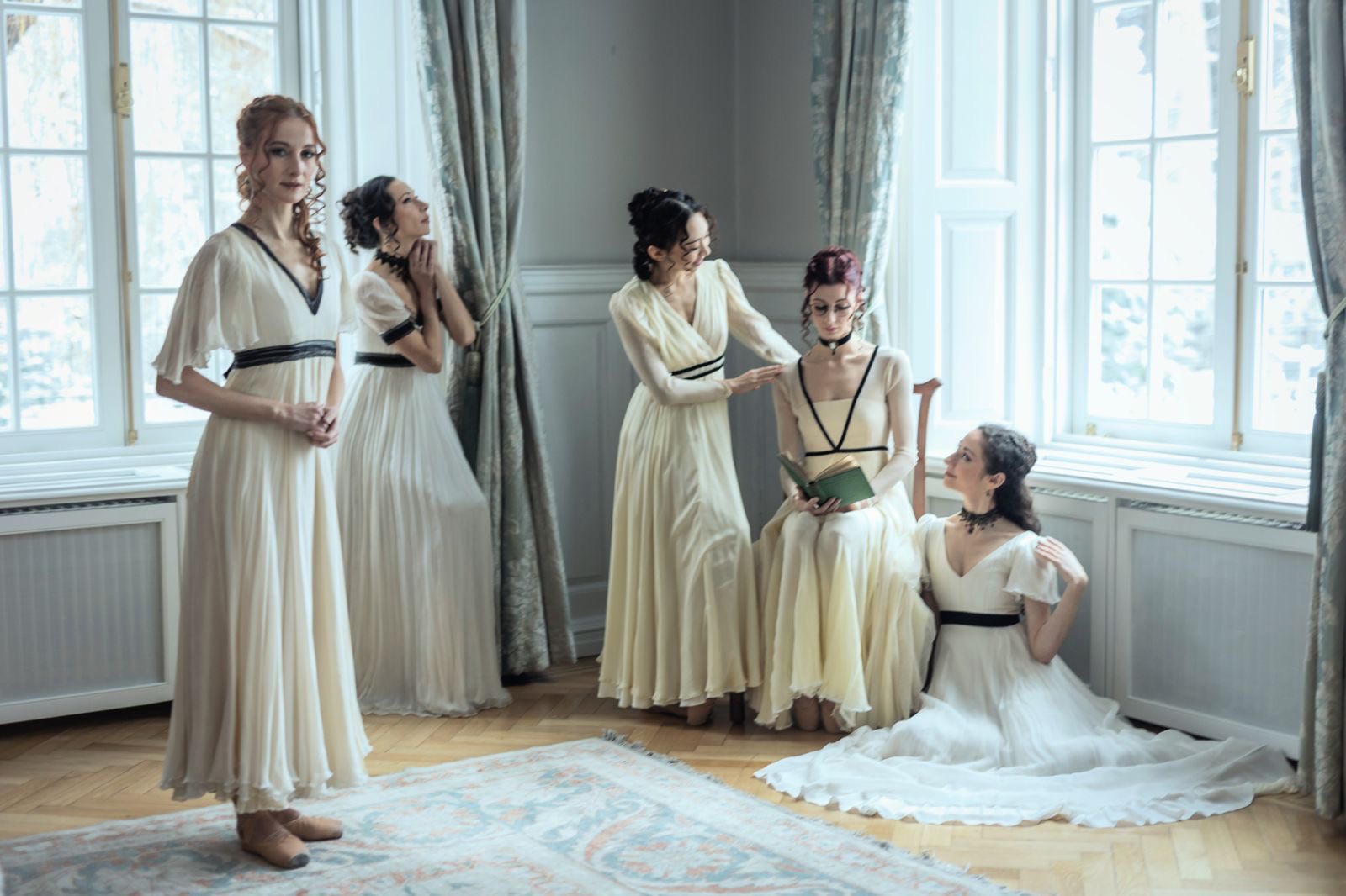 Снимка: На снимките са петте сестри Бенет, в чиито роли ще влязат Марта Петкова, Катерина Петрова, Вяра Иванчева, Ами Иноуе и Полина Иванова