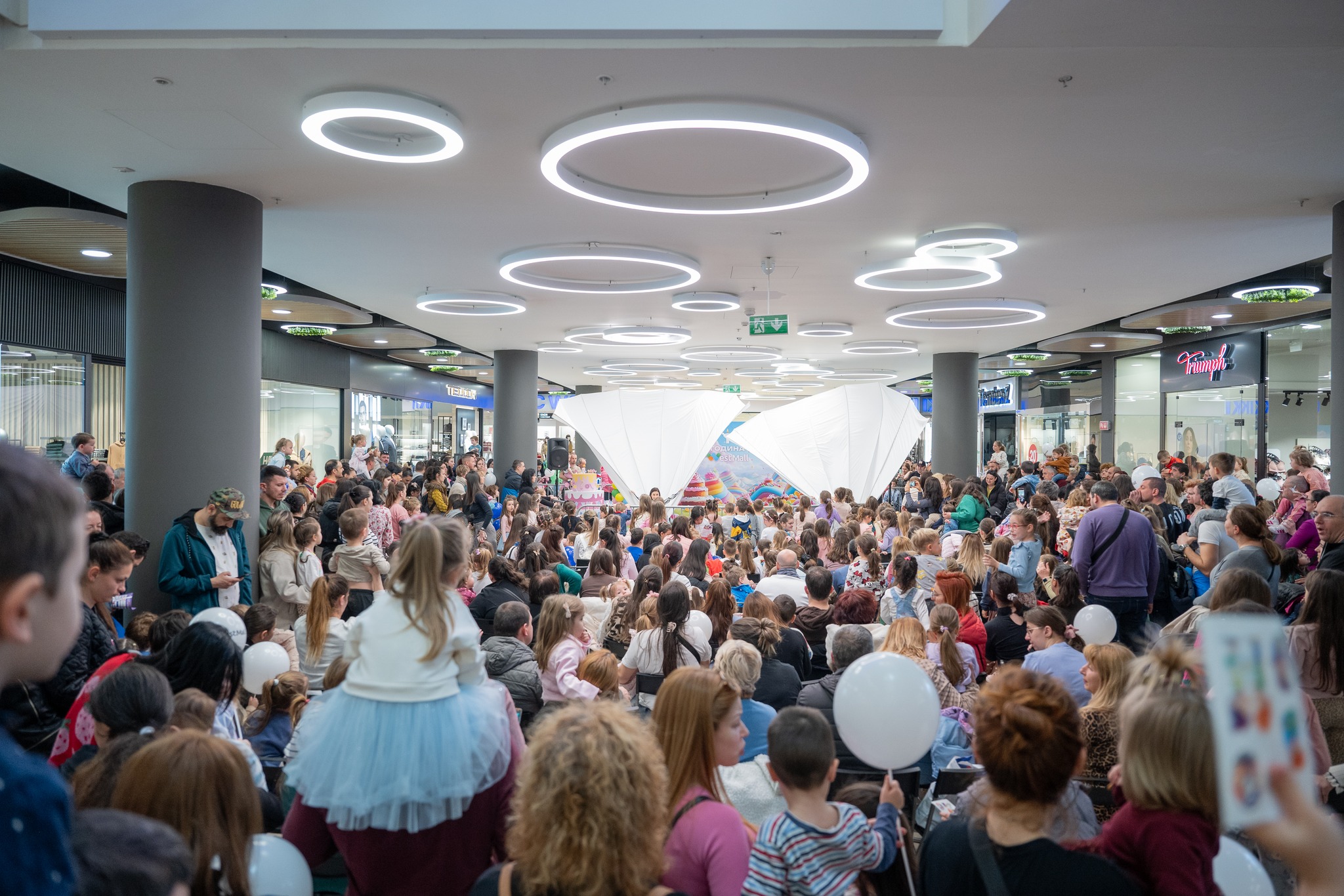 По повод първата годишнина на West Mall Софийската опера представи открит спектакъл