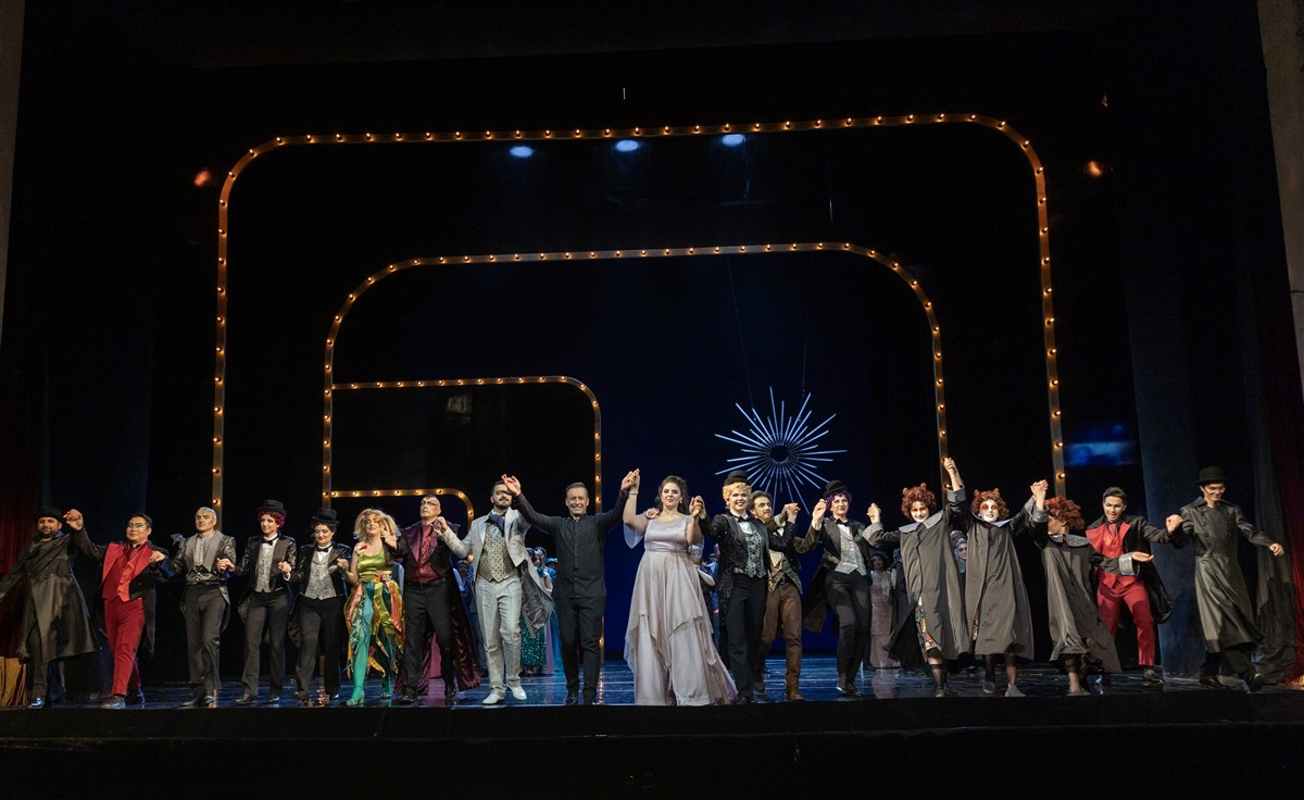 С възхищение и много обич публиката на Софийската опера посрещна изпълнителите в първия спектакъл на „Вълшебната флейта“ от Волфганг Амадеус Моцарт