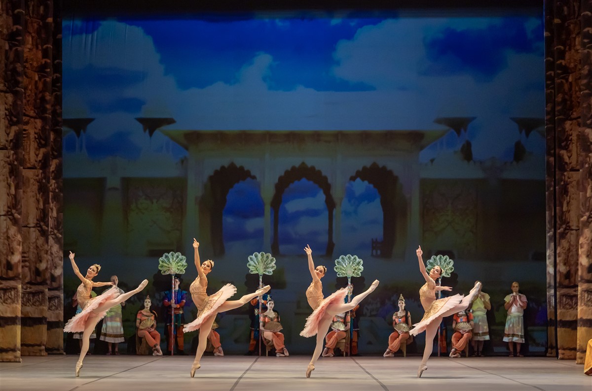 Снимка: БАЯДЕРКА / LA BAYADÈRE Ballet by Ludwig Minkus