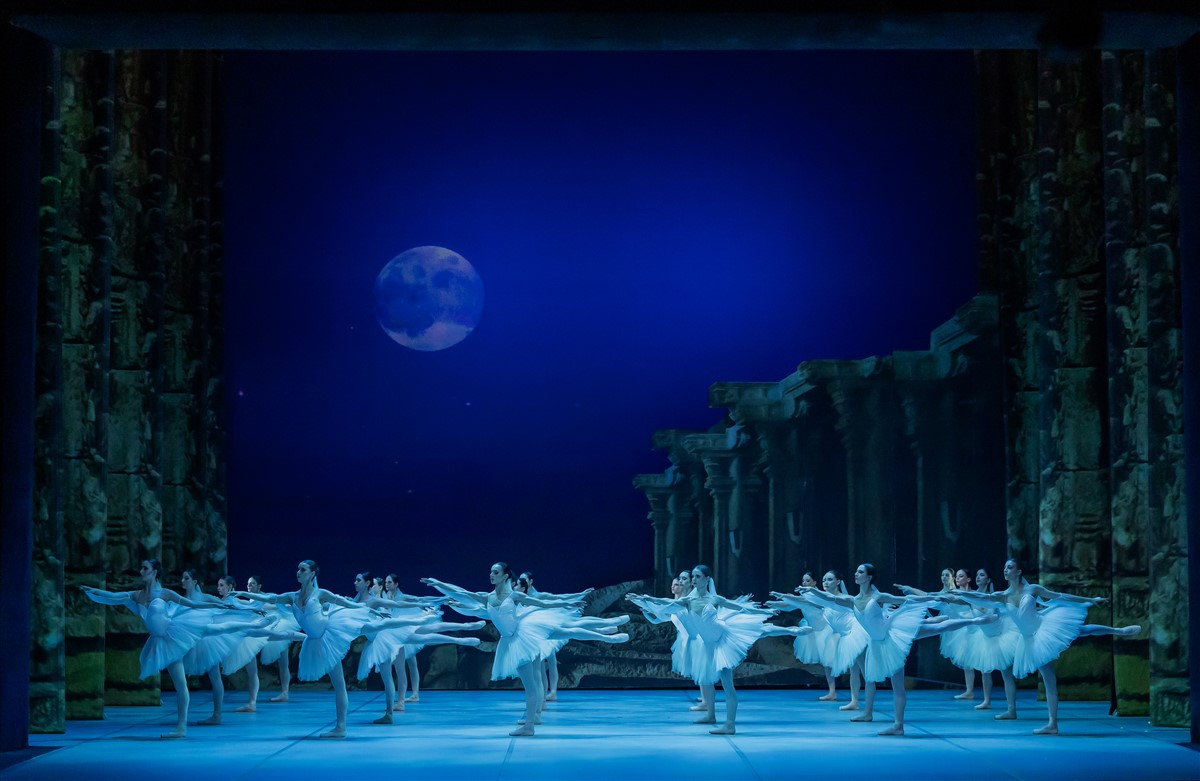 Снимка: БАЯДЕРКА / LA BAYADÈRE Ballet by Ludwig Minkus