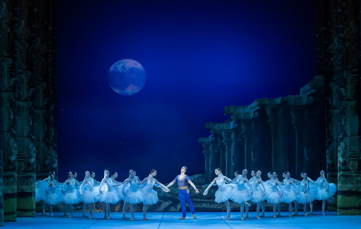 Снимка: БАЯДЕРКА / LA BAYADÈRE Ballet by Ludwig Minkus