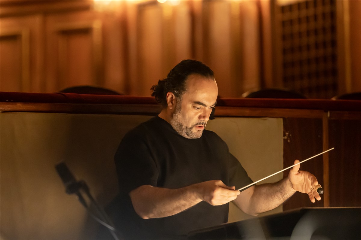 Снимка: Франческо Иван Чампа репетира с оркестъра на Софийската опера за Гала концерта на Джесика Прат на 3 май