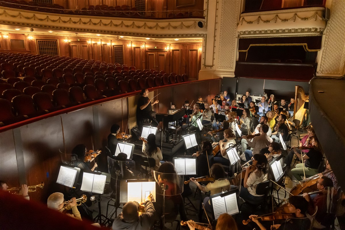 Снимка: Франческо Иван Чампа репетира с оркестъра на Софийската опера за Гала концерта на Джесика Прат на 3 май