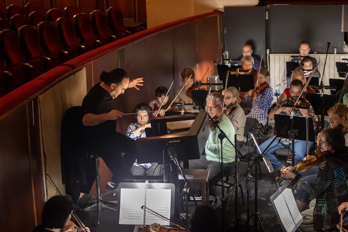 Снимка: Франческо Иван Чампа репетира с оркестъра на Софийската опера за Гала концерта на Джесика Прат на 3 май