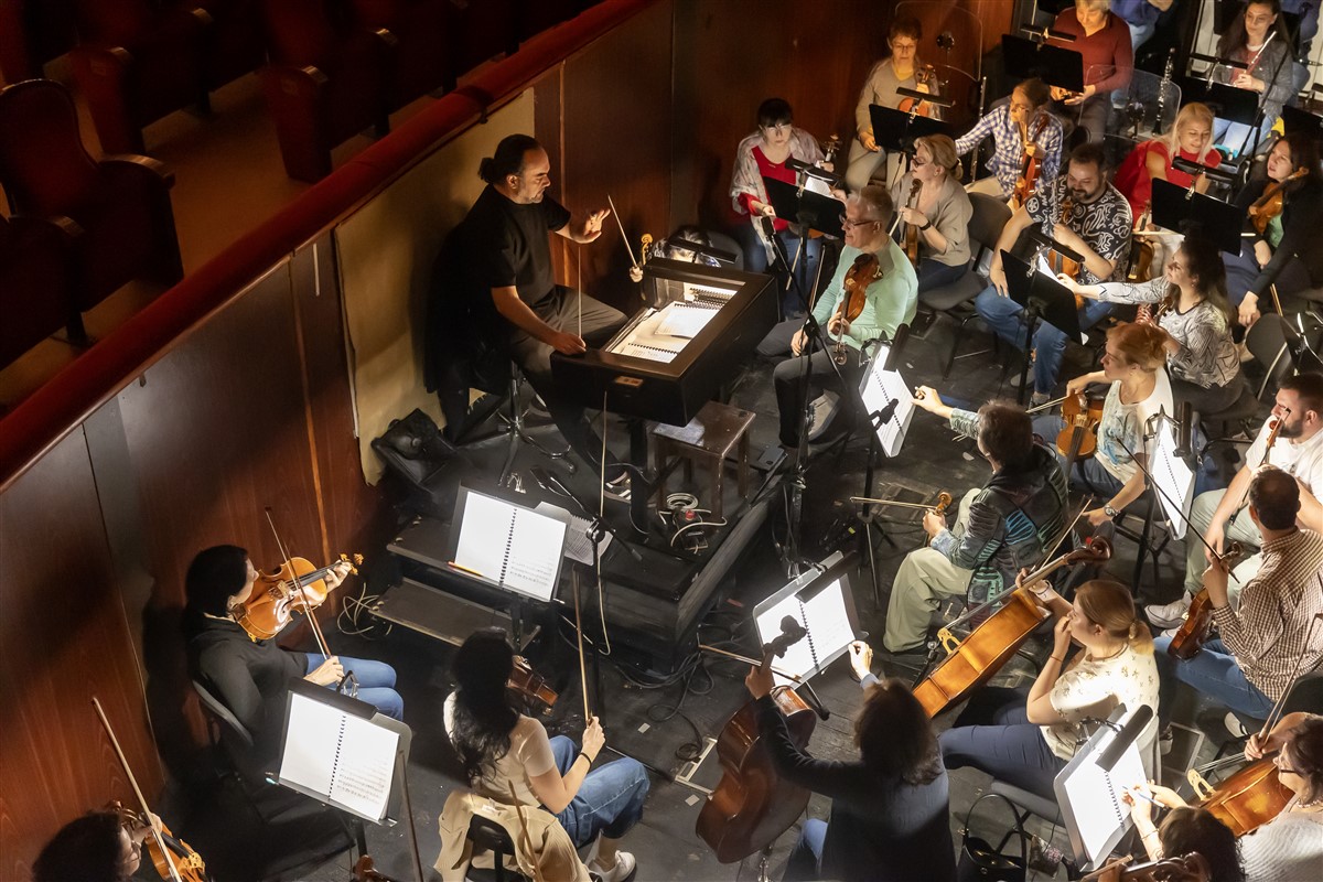 Снимка: Франческо Иван Чампа репетира с оркестъра на Софийската опера за Гала концерта на Джесика Прат на 3 май