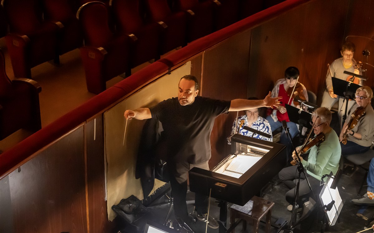 Снимка: Франческо Иван Чампа репетира с оркестъра на Софийската опера за Гала концерта на Джесика Прат на 3 май