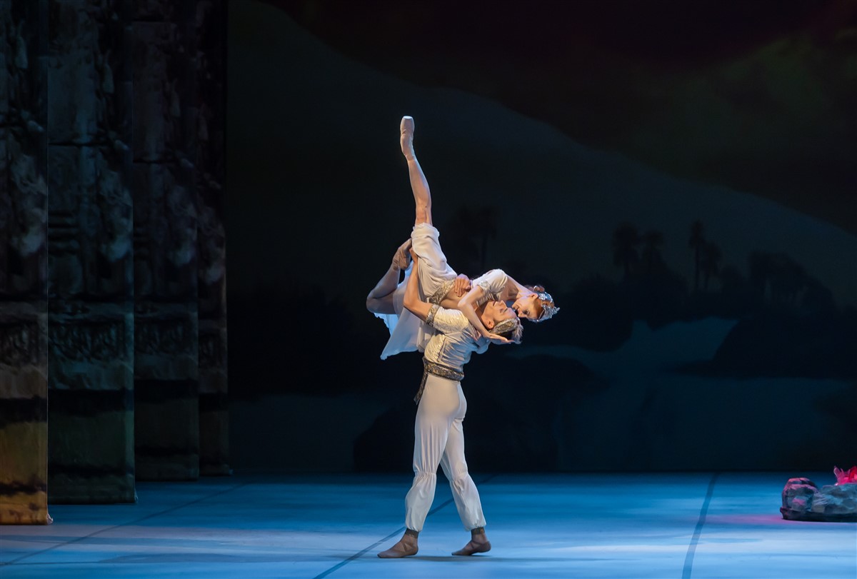 Снимка: БАЯДЕРКА / LA BAYADÈRE Ballet by Ludwig Minkus