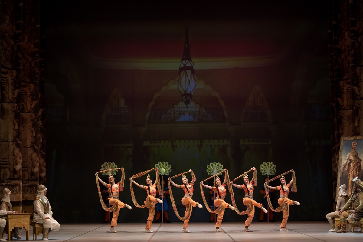 Снимка: БАЯДЕРКА / LA BAYADÈRE Ballet by Ludwig Minkus