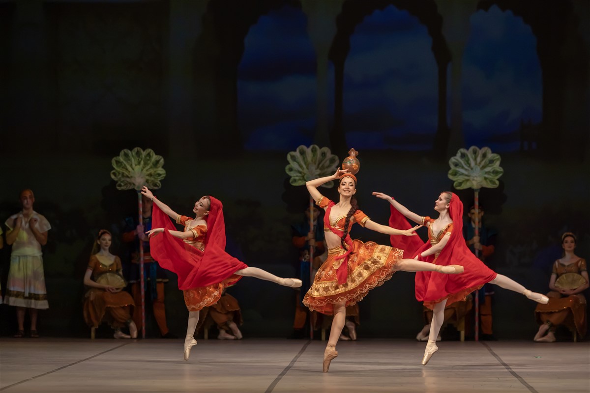 Снимка: БАЯДЕРКА / LA BAYADÈRE Ballet by Ludwig Minkus
