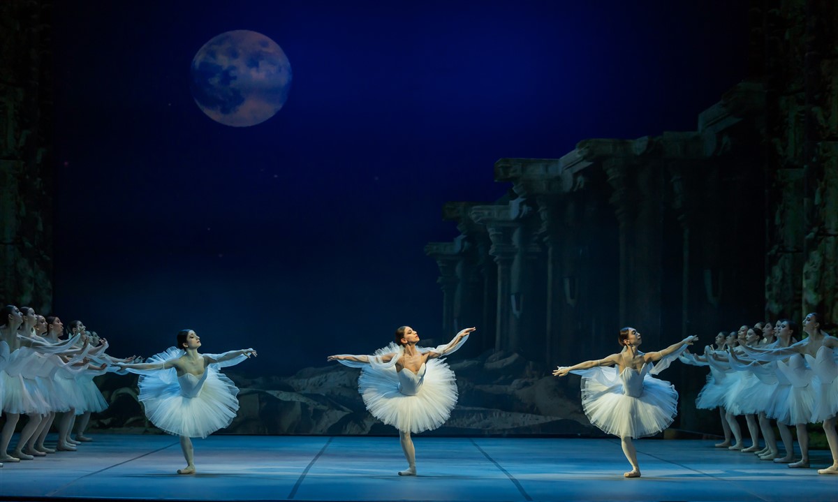Снимка: БАЯДЕРКА / LA BAYADÈRE Ballet by Ludwig Minkus