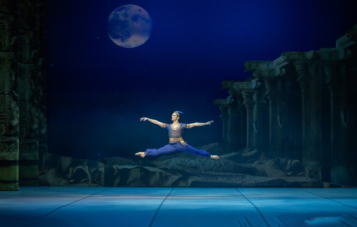 Снимка: БАЯДЕРКА / LA BAYADÈRE Ballet by Ludwig Minkus