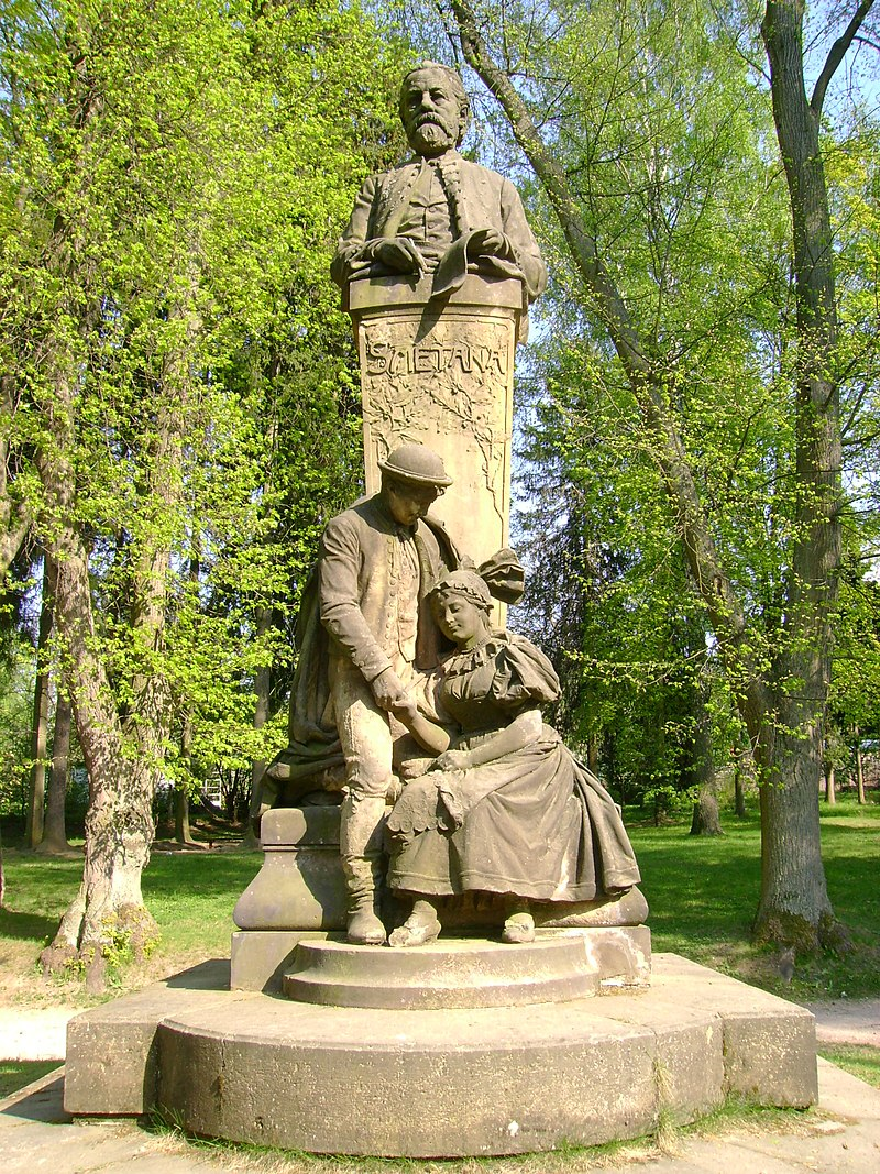 Снимка: Паметникът на великия музикант в Прага