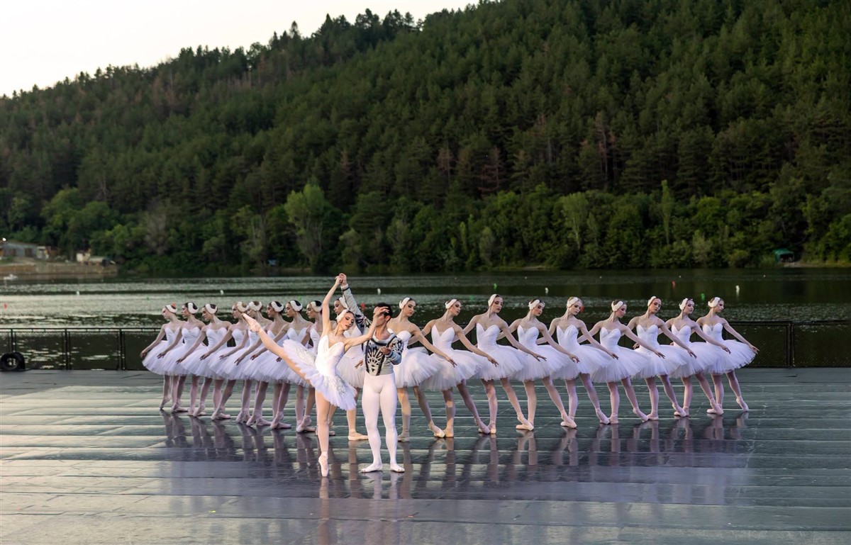 The magic of the 'Swan Lake' ballet at Lake Pancharevo ✨️🦢