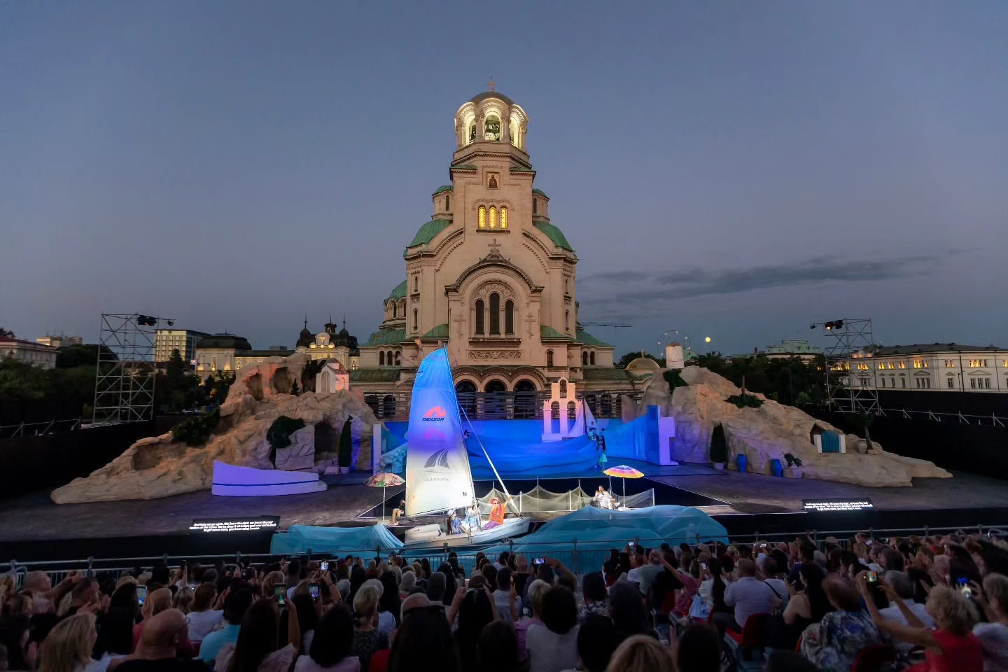 Снимка: MAMMA MIA! на Софийската опера пред храм-паметника „Свети Александър Невски“