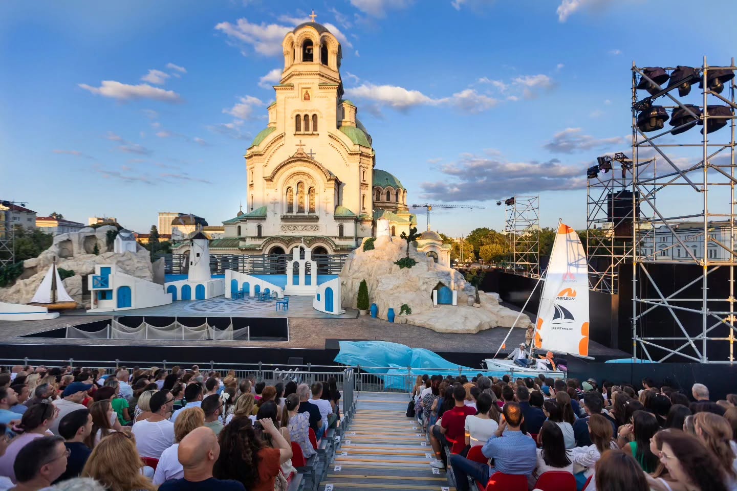 Снимка: MAMMA MIA! на Софийската опера пред храм-паметника „Свети Александър Невски“