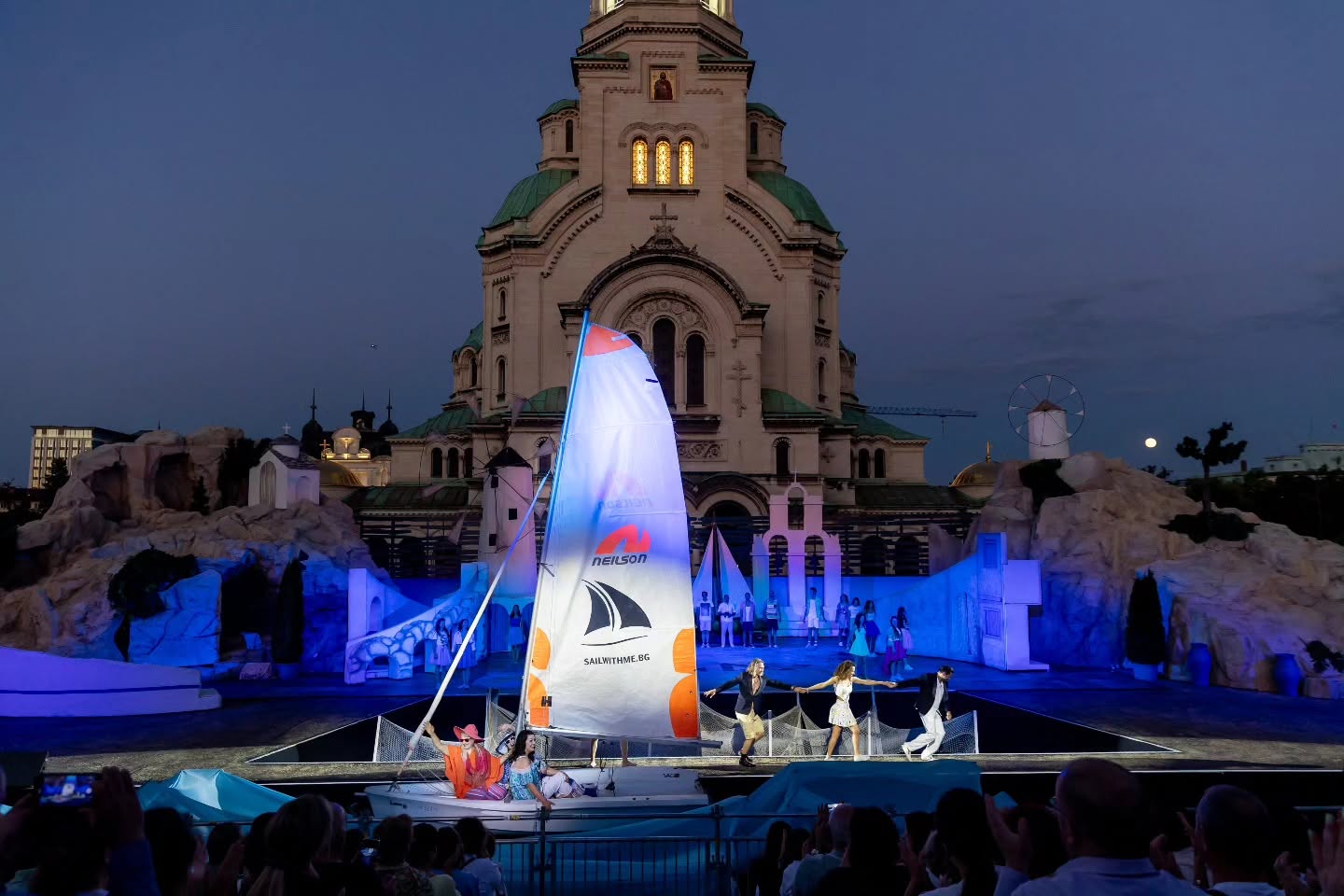 Снимка: MAMMA MIA! на Софийската опера пред храм-паметника „Свети Александър Невски“