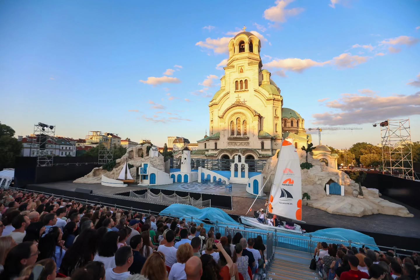 Снимка: MAMMA MIA! на Софийската опера пред храм-паметника „Свети Александър Невски“