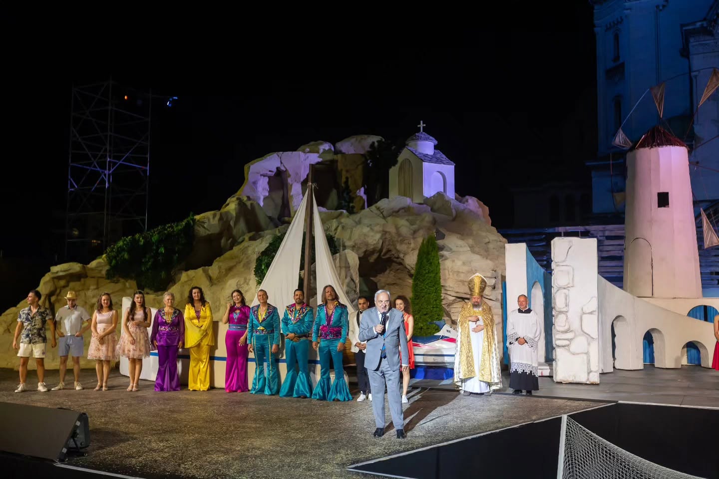Снимка: MAMMA MIA! на Софийската опера пред храм-паметника „Свети Александър Невски“