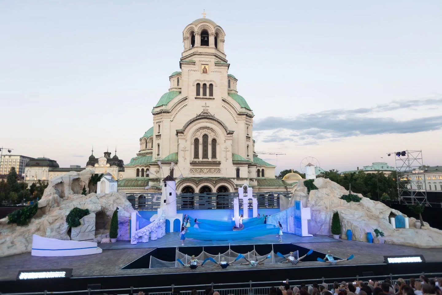 Снимка: MAMMA MIA! на Софийската опера пред храм-паметника „Свети Александър Невски“