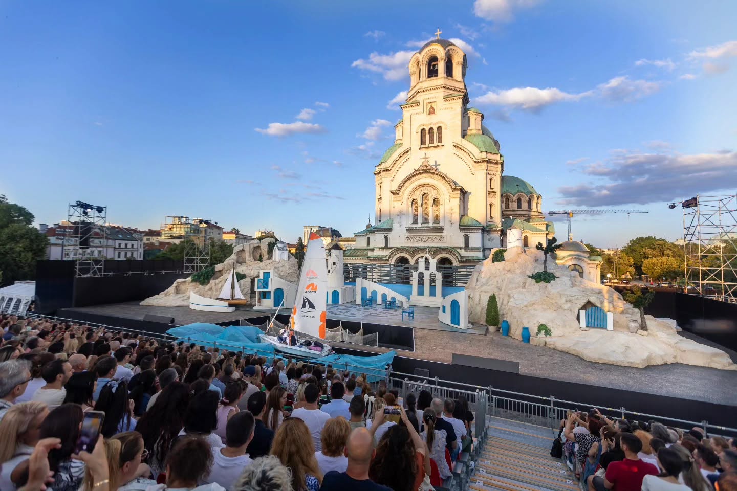 Снимка: MAMMA MIA! на Софийската опера пред храм-паметника „Свети Александър Невски“