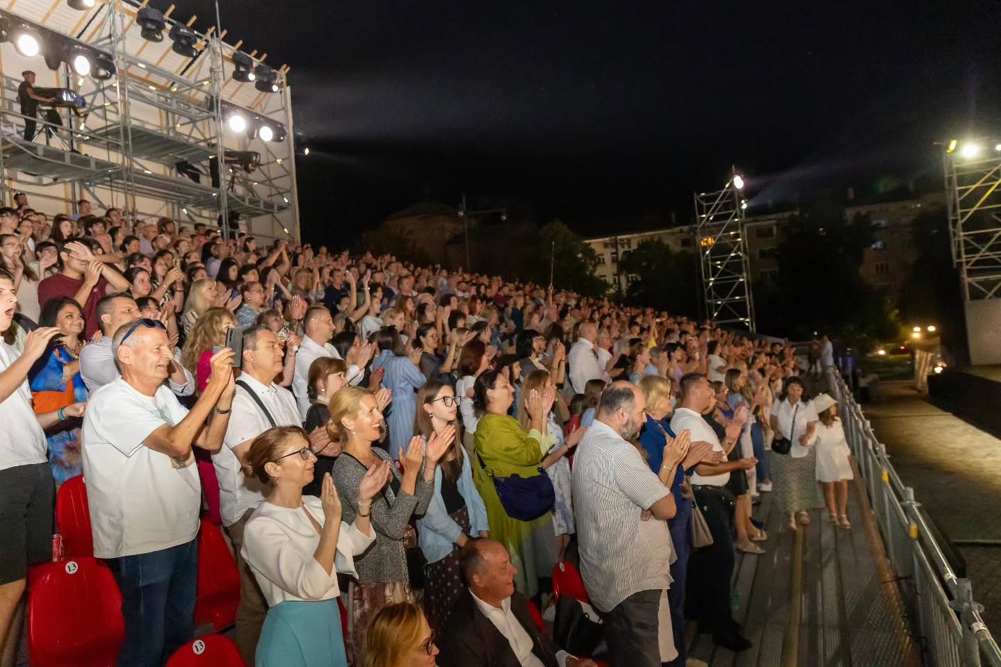 Снимка: MAMMA MIA! на Софийската опера пред храм-паметника „Свети Александър Невски“