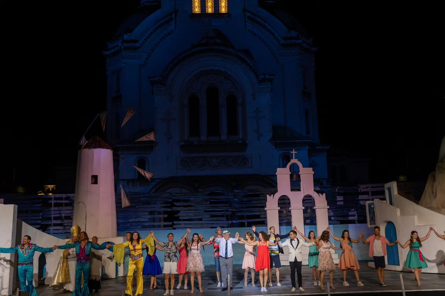 Снимка: MAMMA MIA! на Софийската опера пред храм-паметника „Свети Александър Невски“