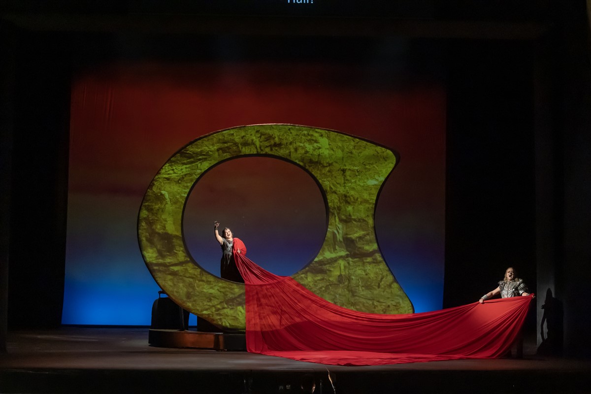 Снимка: ЗАЛЕЗЪТ НА БОГОВЕТЕ / GÖTTERDÄMMERUNG Opera by Richard Wagner