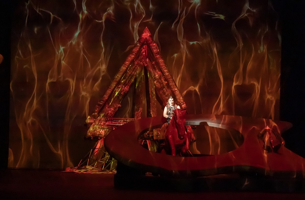 Снимка: ЗАЛЕЗЪТ НА БОГОВЕТЕ / GÖTTERDÄMMERUNG Opera by Richard Wagner