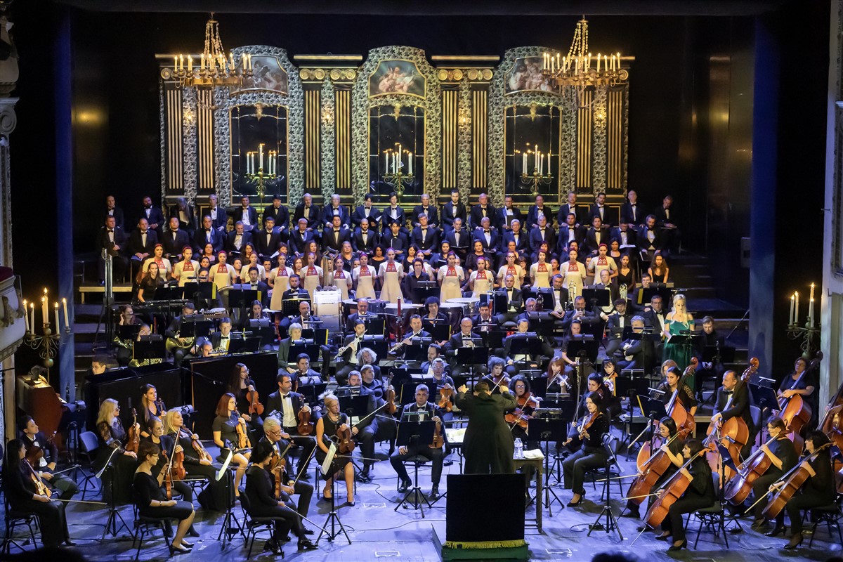 Снимка: КАРМИНА БУРАНА / CARMINA BURANA Carl Orff / Conductor Daniel Oren