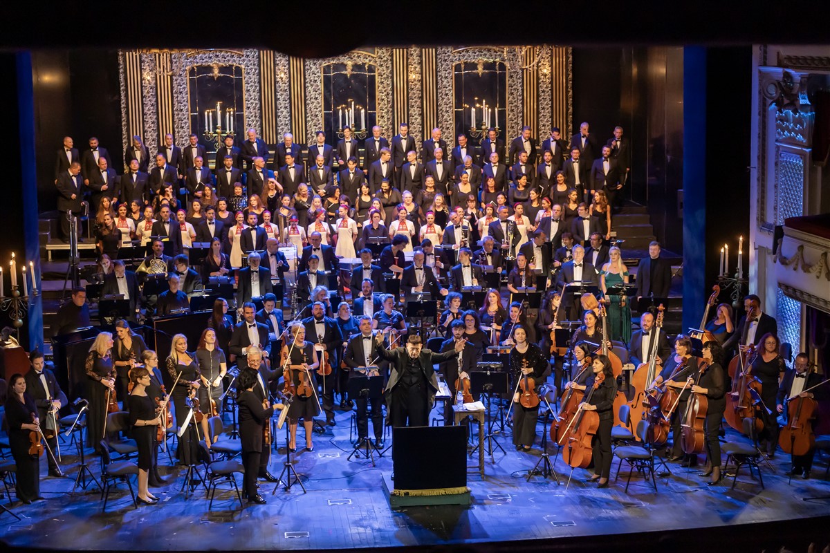 Снимка: КАРМИНА БУРАНА / CARMINA BURANA Carl Orff / Conductor Daniel Oren