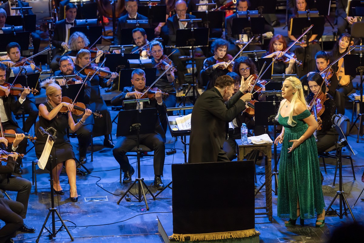 Снимка: КАРМИНА БУРАНА / CARMINA BURANA Carl Orff / Conductor Daniel Oren